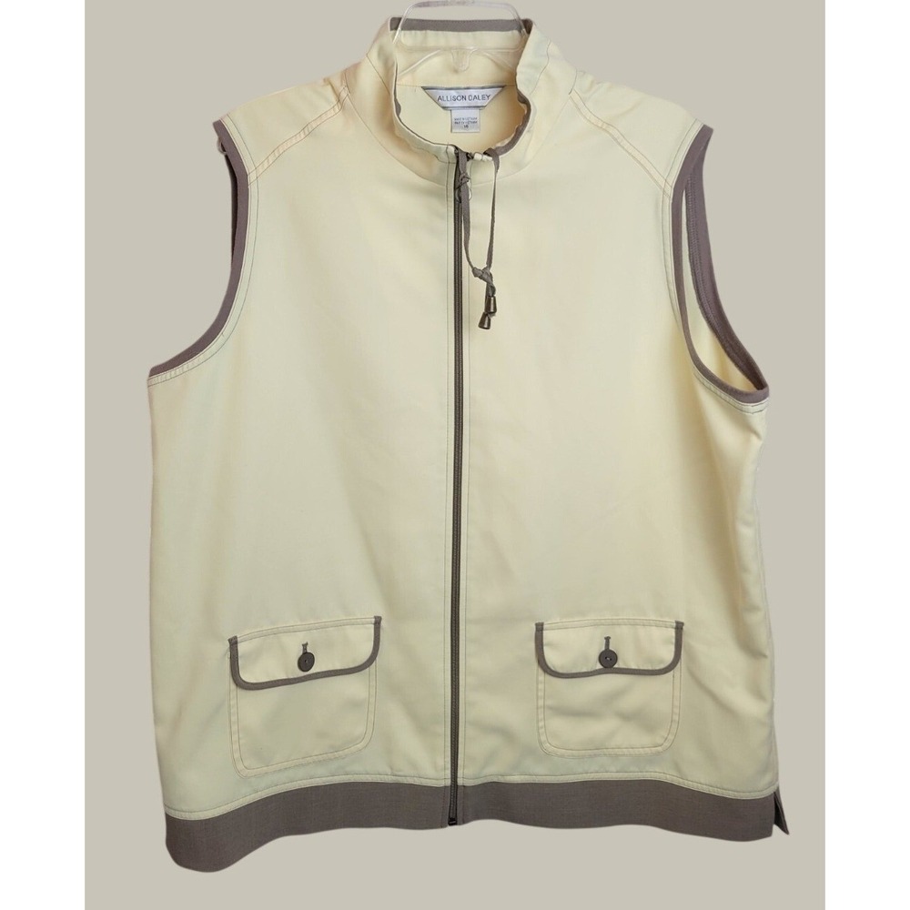 Allison Daley Vest Zip Front Utility Minimalist Gorpcore Layering Cream Taupe 16